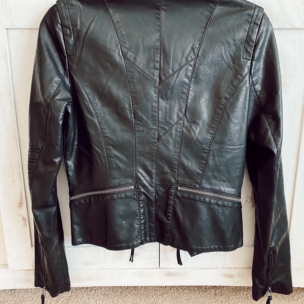 Lulus Black vegan leather jacket - Picture 6 of 6